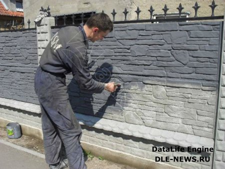 Простой способ покраски бетонного забора «под камень»