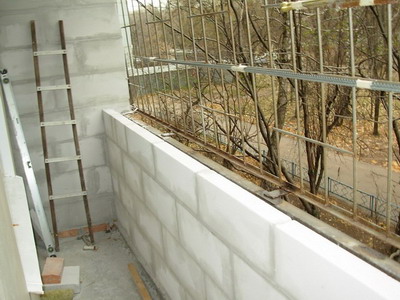 Как укрепить балкон с помощью пеноблоков?