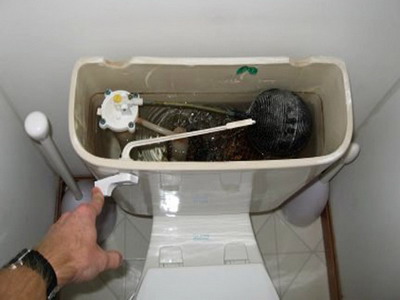 Домашняя рециркуляция очищенной воды для туалетного бачка