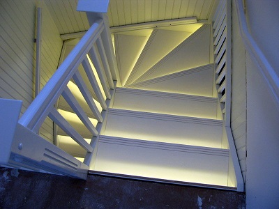 Подсветка ступеней комнатной лестницы